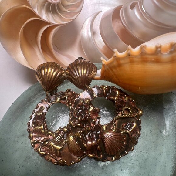EARRINGS UNIQUE SEASHELLS ARTISAN VTG MIXED METALS BOHO GLAM SUMMER CLIP~ON NWOT - Picture 1 of 3